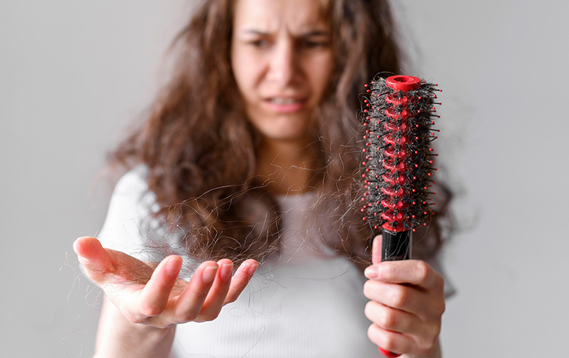 Conheça os fatores que podem causar queda de cabelo e como tratá-los